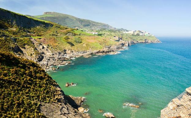 La mitad de los españoles reservan sus vacaciones en horario laboral