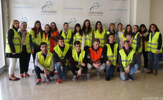 Los ganadores del certamen de ideas empresariales visitan el aeropuerto