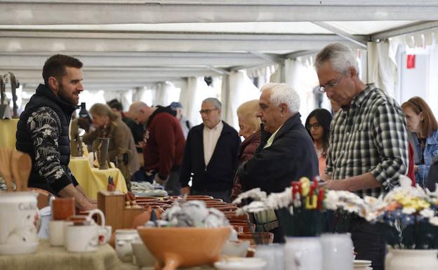 La calle Mayor de Palencia alberga la XXXI Muestra de la Cerámica hasta el domingo
