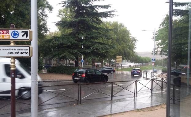 Colisión de un autobús y un turismo en la glorieta de la Pocilla