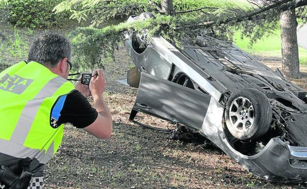 Un coche vuelca en la pasarela Cardenal Cisneros