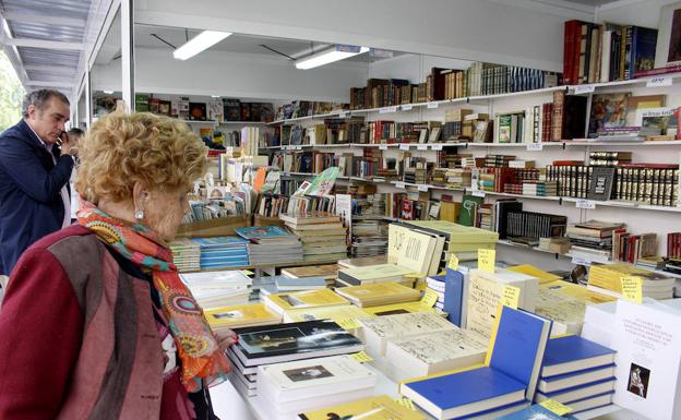 La Feria del Libro Antiguo llena de literatura el Parque del Salón de Palencia