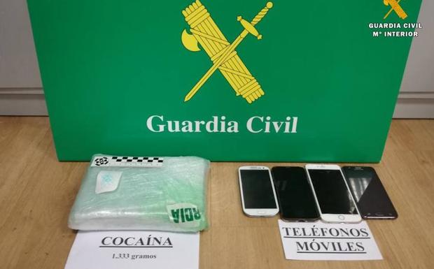 Detenido un conductor tras intentar deshacerse de 1,3 kilos de cocaína al ver un control en la A-1