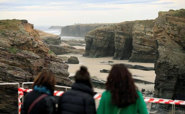 La familia de la joven fallecida en la playa de Las Catedrales recurre el auto de archivo