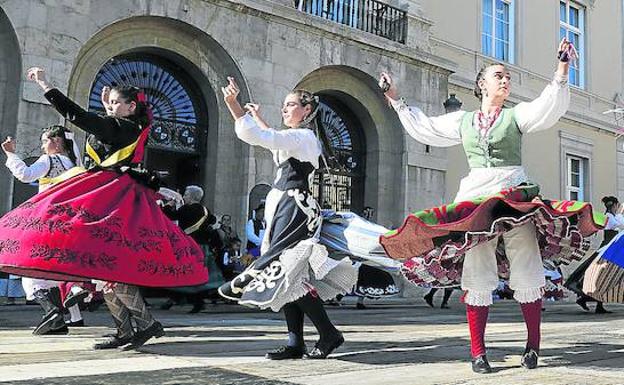 A ritmo de castañuelas y panderetas