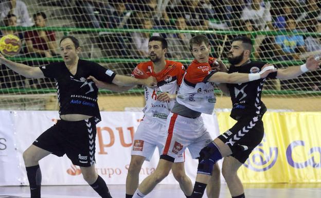 Los 'guerreros' del Balonmano Nava caen con honor