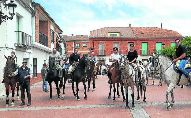 Cantimpalos se viste de faralaes para su fiesta rociera