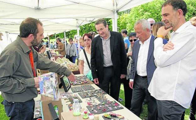 Miles de personas disfrutan de la artesanía y el folclore laguneros