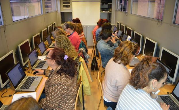 La Diputación forma en nuevas tecnologías a casi medio millar de vecinos de 32 pueblos