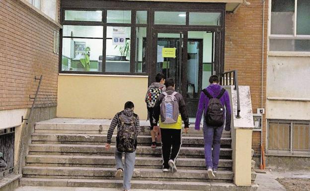 Peñafiel recoge firmas para pedir que el grado de Administrativo continúe en su IES