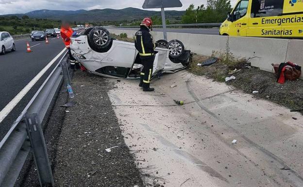 Tres heridos tras saltarse con su coche el quitamiedos de la AP-6 y volcar junto a la mediana
