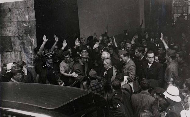 Localizan en la Biblioteca Nacional otra fotografía con Millán Astray y Unamuno tras salir del Paraninfo