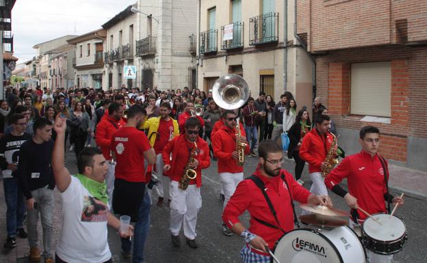 La música de charanga saca a la calle a cientos de naveros