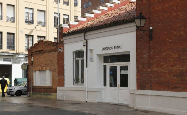 Le absuelven de matar y cortar la cabeza a un ciervo en Santibáñez de la Peña