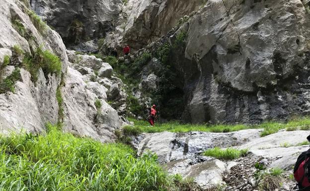 La excursionista vasca fallecida el sábado en la Ruta del Cares se tropezó con su propio bastón