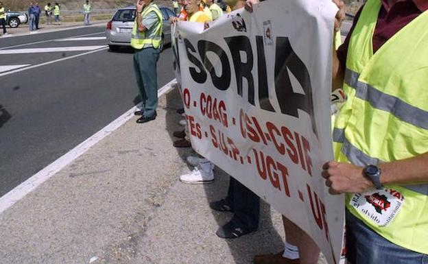 'Soria Ya' insta a los hinchas del Numancia a que agiten sus pancartas en el minuto 11 de partido
