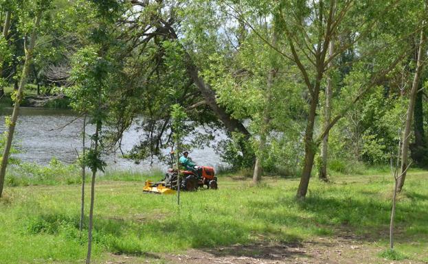 La zona del río se prepara para el verano con la reparación de daños por lluvias