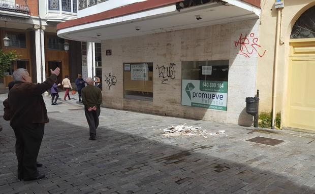 Se hunde una parte de la marquesina de un antiguo comercio de la Calle Mayor de Palencia