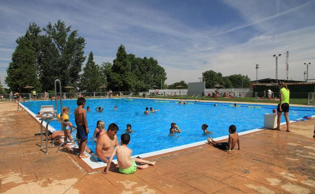 Las piscinas abrirán el sábado tras dos semanas de retraso por la lluvia y el frío