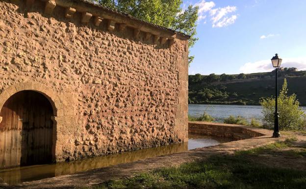 La ermita de la Vera Cruz sigue anegada con veinte centímetros de agua en el interior