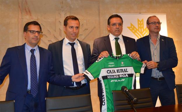 Dos empleados de Caja Rural recorrerán el Camino de Santiago en bicicleta en favor de Pyfano