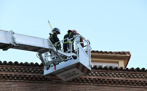 Los bomberos aseguran el tejado de un céntrico edificio de Segovia