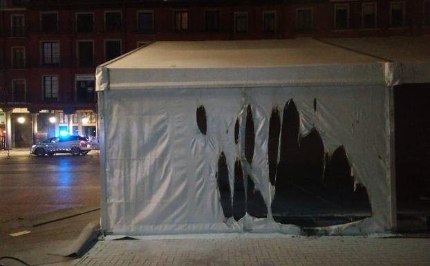 Un joven prende fuego a una carpa en la Plaza Mayor y logra huir