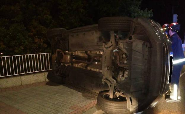 Vuelca un coche en el cruce de la plaza de Poniente con Isabel la Católica en Valladolid