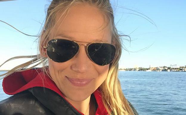 Anna Kournikova y uno de sus hijos disfrutan con la selección rusa