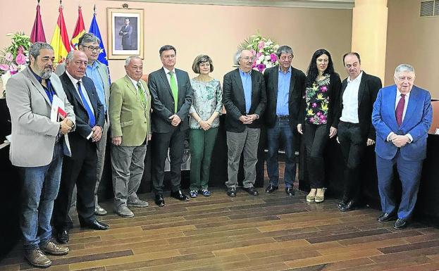 El poeta valenciano Jaime Siles gana el Premio Gil de Biedma