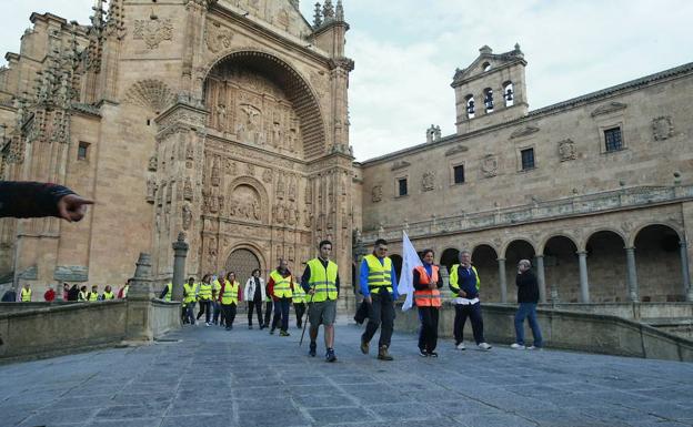Los peregrinos ultiman la marcha nocturna hasta la ermita del Cristo de Cabrera