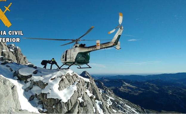 Rescatada en helicóptero una montañera de 52 años en el pico Curavacas