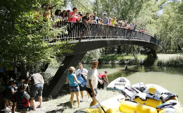 El colegio Jorge Manrique toma en canoa el río Carrión