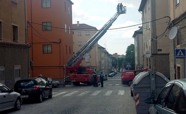 Los bomberos aseguran una cornisa en el barrio de San José