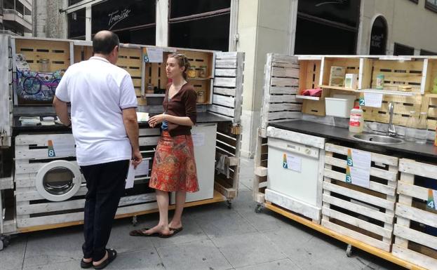 Una cocina hecha con palés conquista la calle Santiago