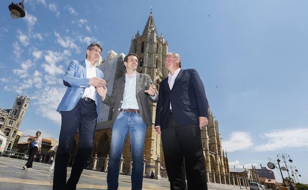 Pablo Casado se enfrenta a la «guerra sucia» del PP y advierte en León que no es un caballo cojo y que sale a ganar