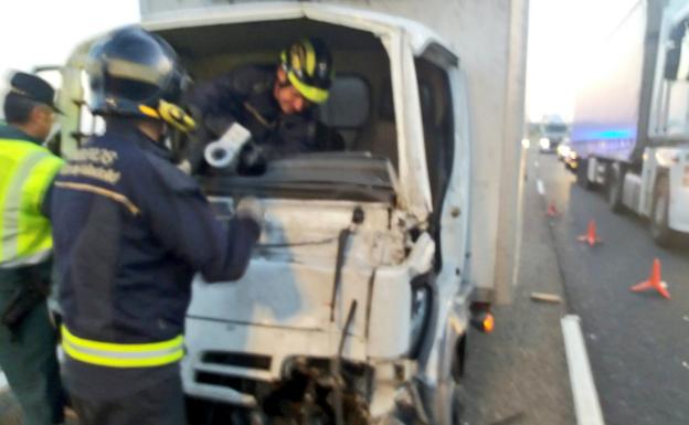 Herido tras colisionar un camión y una furgoneta en la A-62 a la altura de Pollos