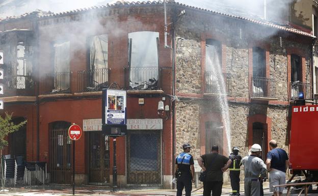 La explosión de un edificio en La Bañeza se salda sin heridos tras casi cinco horas de intervención de los bomberos