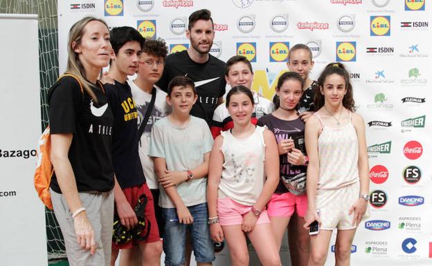 Rudy Fernández visita el campus de su hermana Marta en Carbajosa