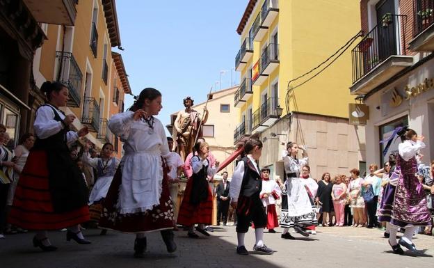 Rioseco celebra San Juan con toros y fuegos artificiales en la dársena del Canal de Castilla