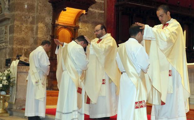 La Catedral de Valladolid acoge la ordenación de tres nuevos sacerdotes