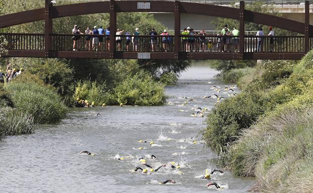Kevin Viñuela y Esther Gómez dominan el Triatlón de Grijota