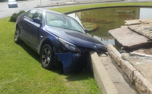 Un inoportuno estornudo acaba con un coche en la fuente de Santa Ana
