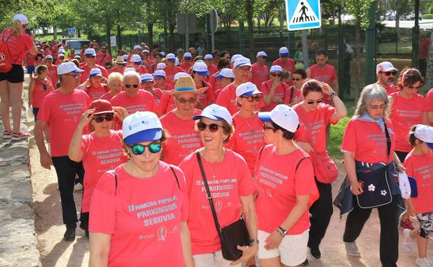 Más de 500 personas marchan para visibilizar «la enfermedad de la lentitud»