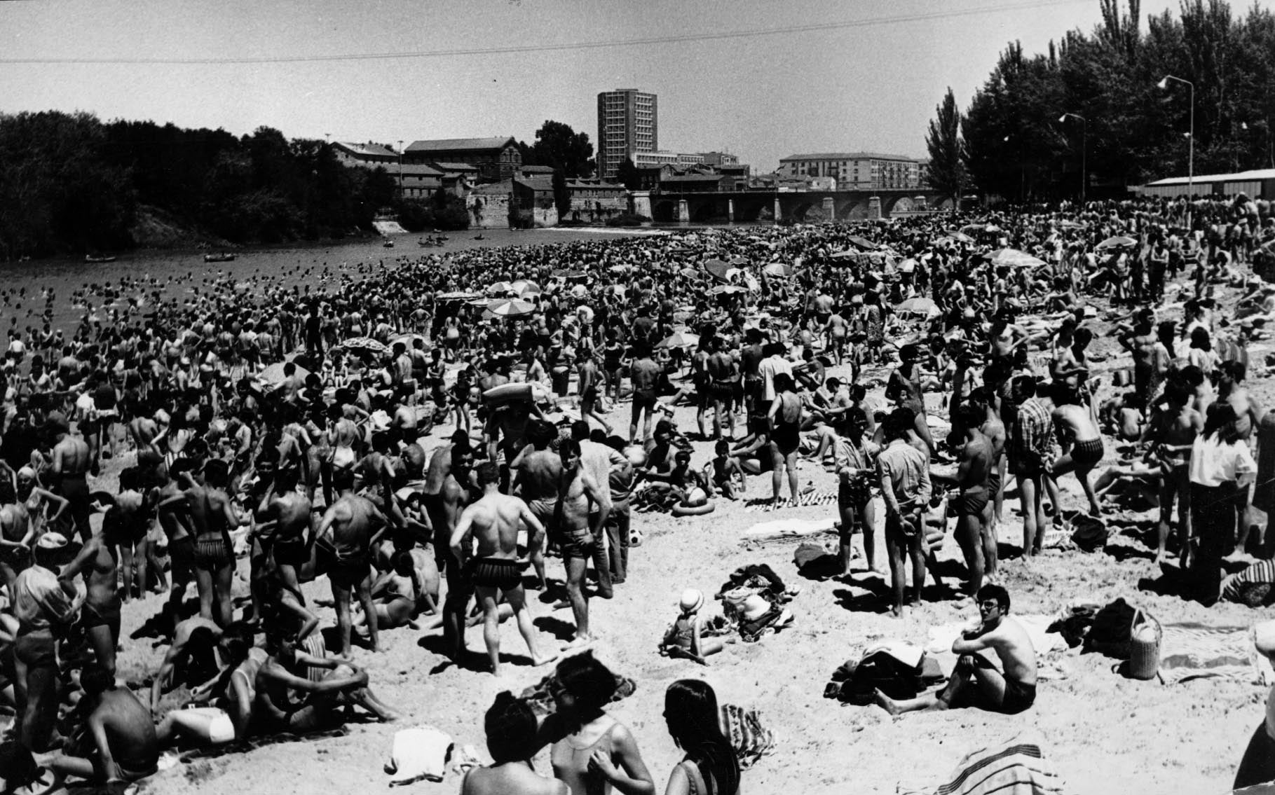 Los veranos en la playa de Las Moreras en los años 70