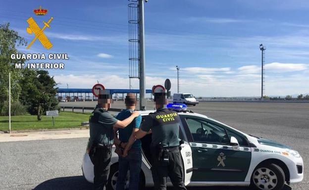 La Guardia Civil de Arévalo detiene a un hombre que transportaba droga desde Madrid al Norte