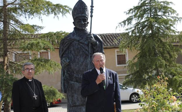 Una escultura perpetúa el recuerdo del obispo Diego Pérez en la Plaza Mayor de Villamuriel