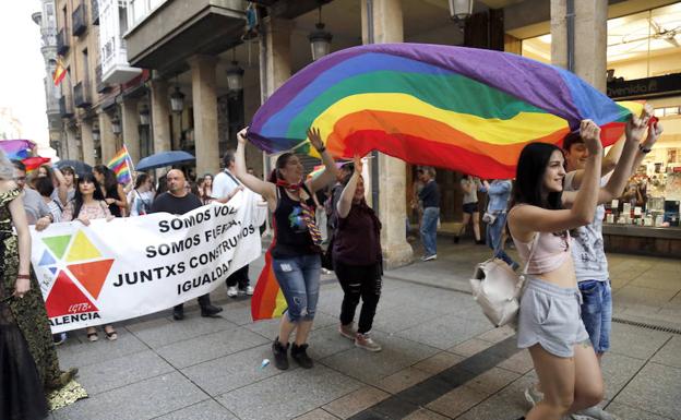 La calle gana el pulso al armario en el Día del Orgullo LGTB+ en Palencia