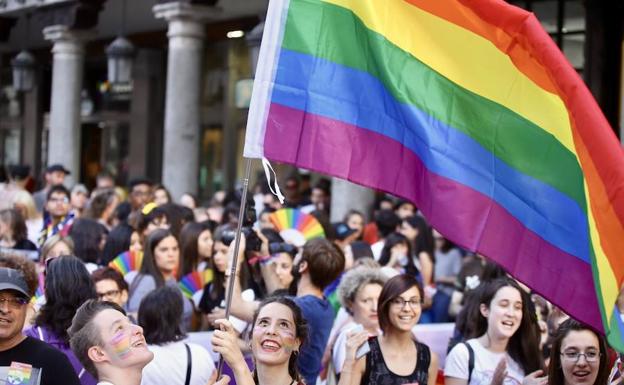 500 personas se manifiestan en Valladolid por los derechos de comunidad LGTB