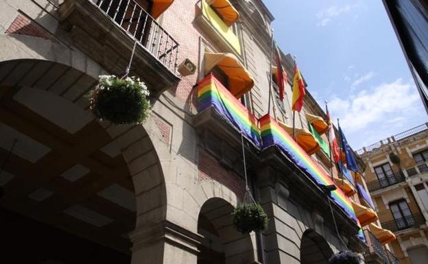 La bandera del arcoíris ondea en la fachada del Ayuntamiento de Zamora